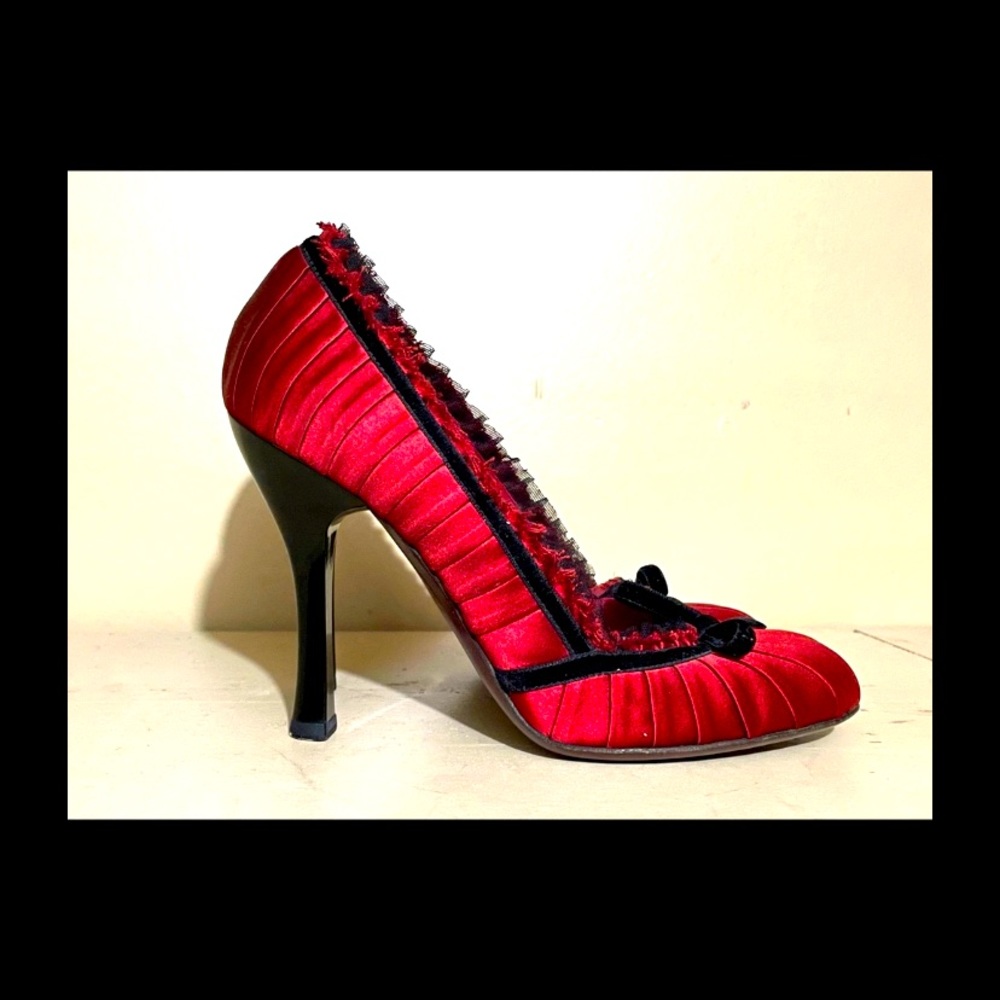 Louis Vuitton Heels sz 38-EUC